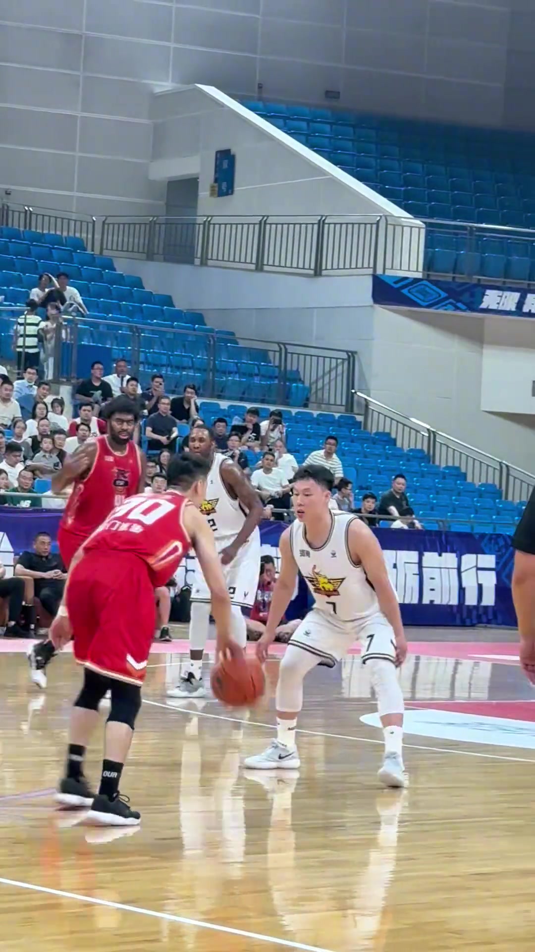 这可是NBA落选新秀，打这个级别的比赛是不是大杀四方