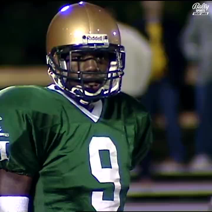 詹姆斯高中时期打橄榄球的罕见视频！