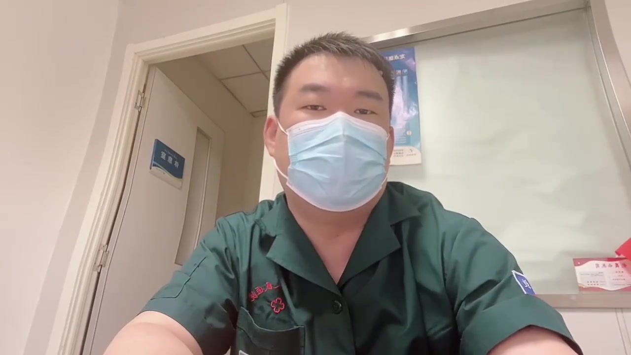 急救医生用埃里克森作对比：张志杰没有立刻心肺复苏和配备AED，印尼团队太不专业！