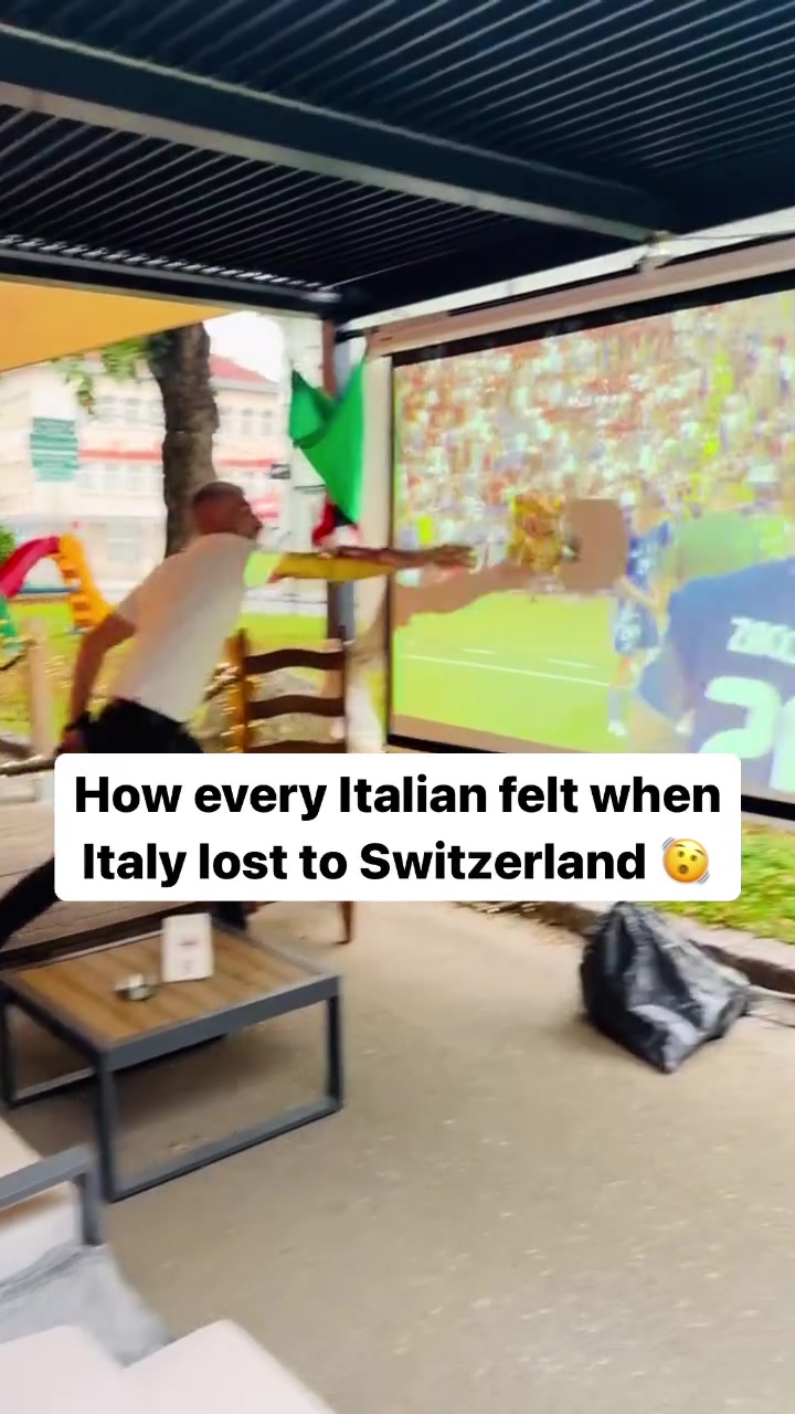 被瑞士淘汰，愤怒的意大利球迷将披萨饼砸向现场画面
