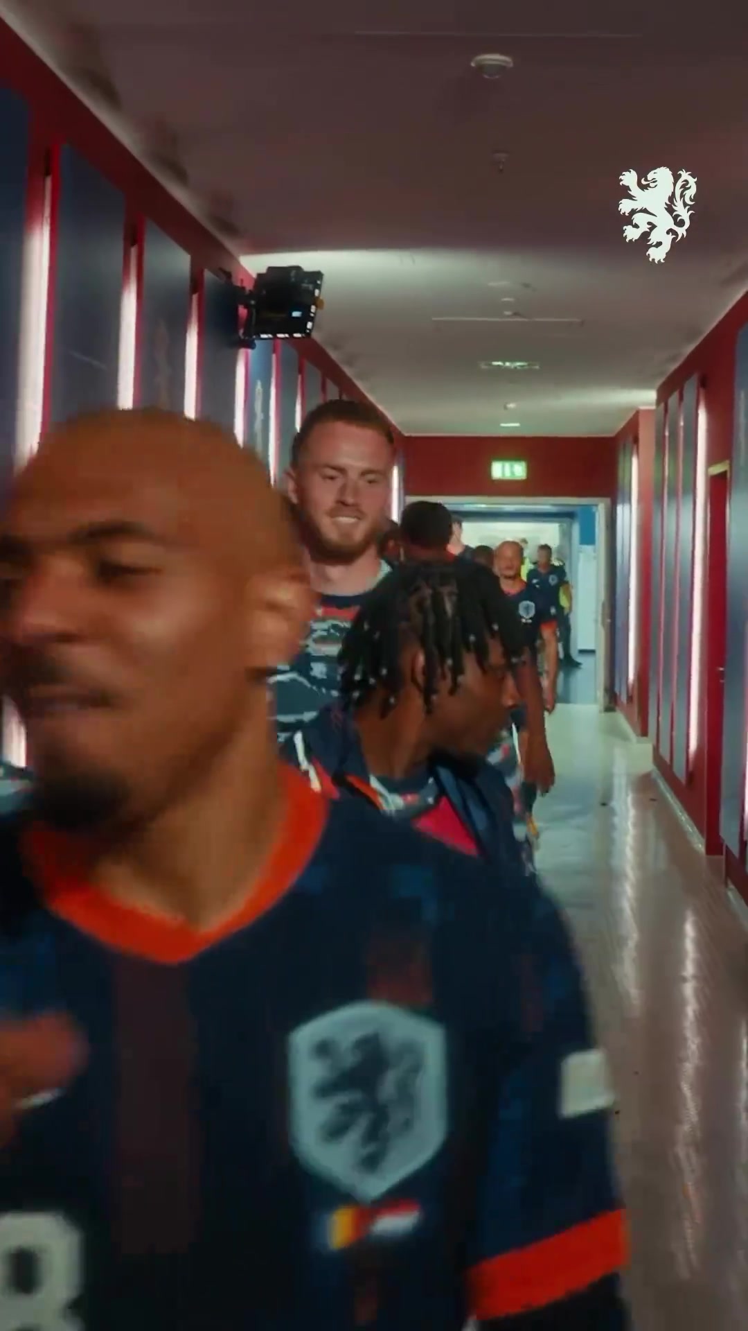 大胜晋级！荷兰队球员一个个满面笑容走回更衣室