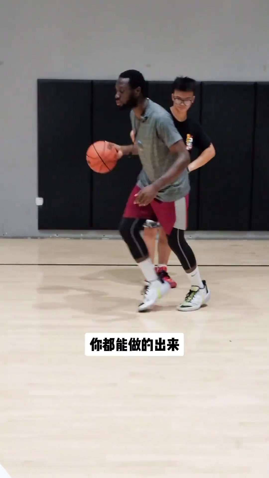 这位老黑篮球训练师的中文水平如何