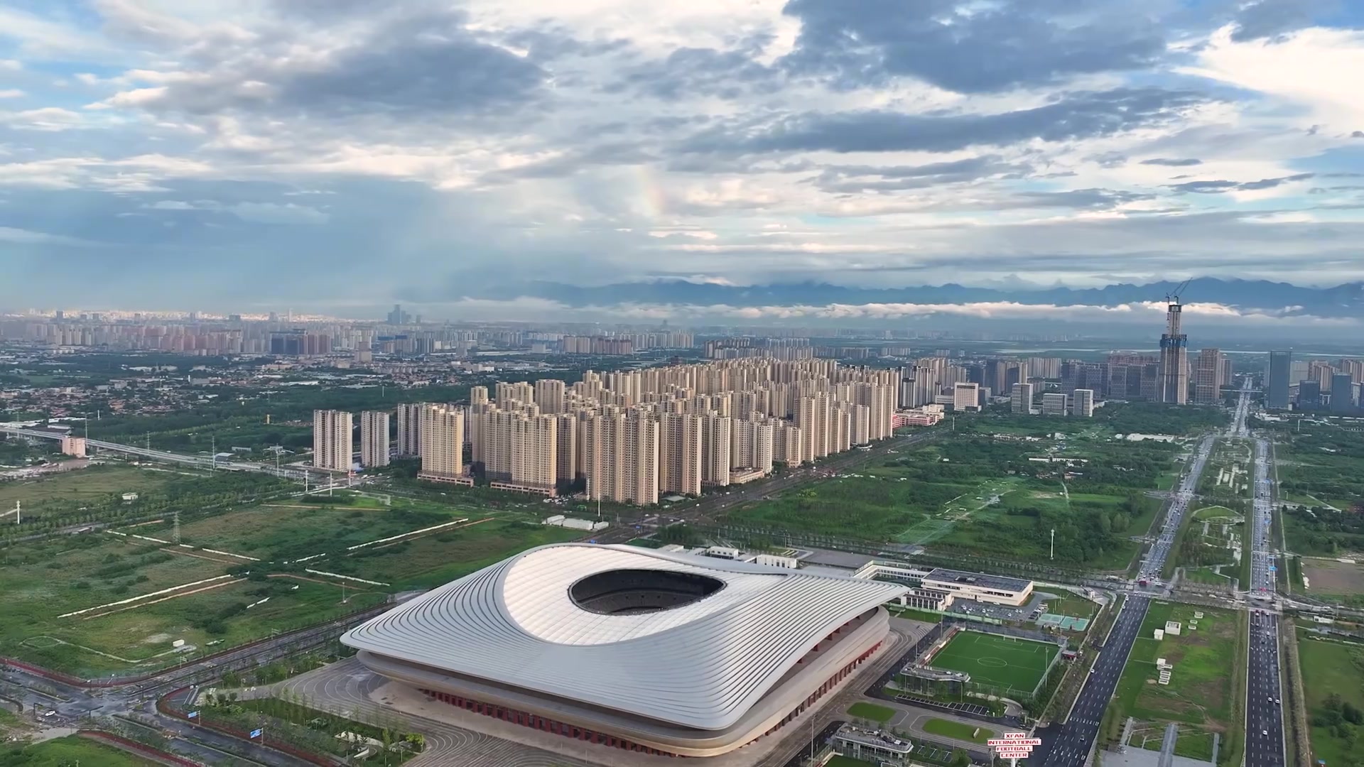 雨后的西安国际足球中心与秦岭同框，再现绝美晚霞