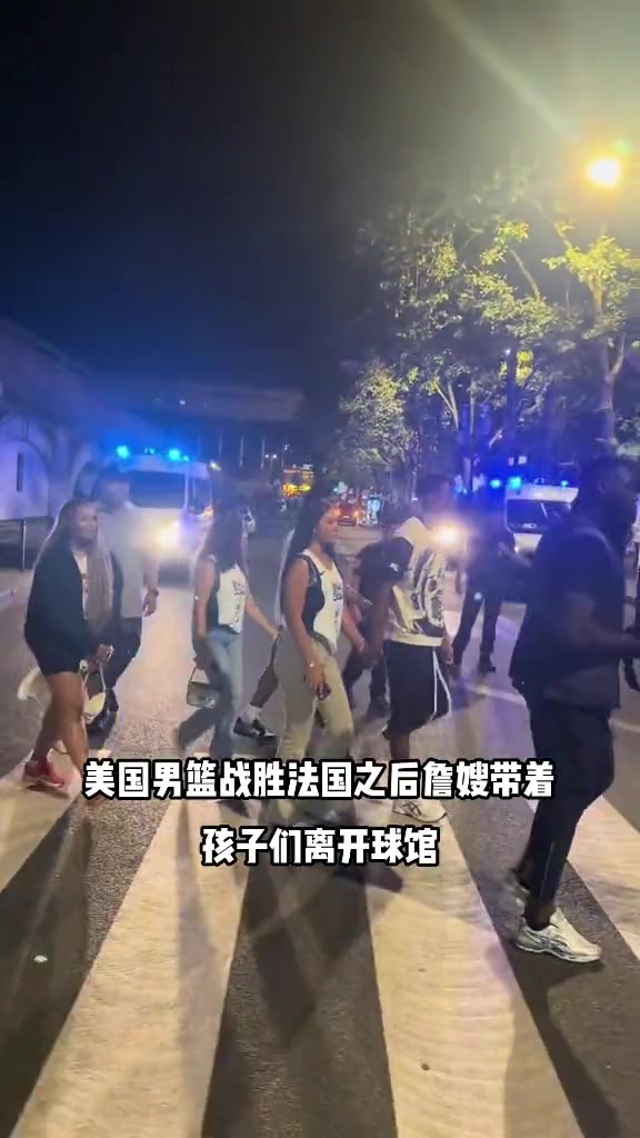 阿杜叔叔你看看詹姆斯两儿子离开球馆一人牵一个女朋友