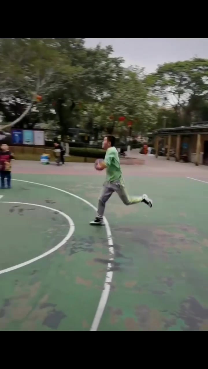 字母哥的半场三步上篮被他学会了