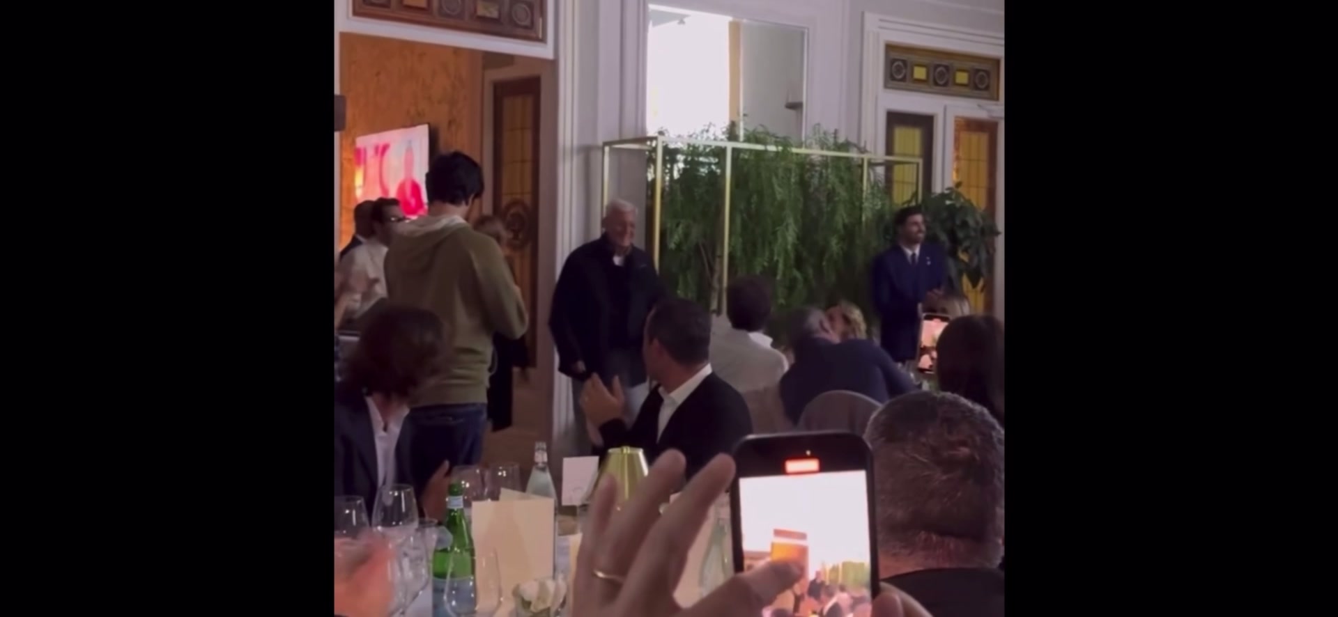 意大利06世界杯冠军成员重聚！76岁里皮现身庆祝