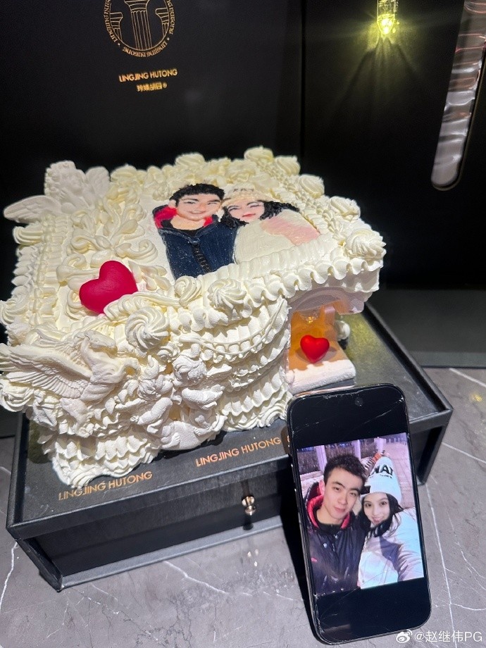 赵继伟与妻子庆祝一起9周年订制二人首张合照的浪漫蛋糕