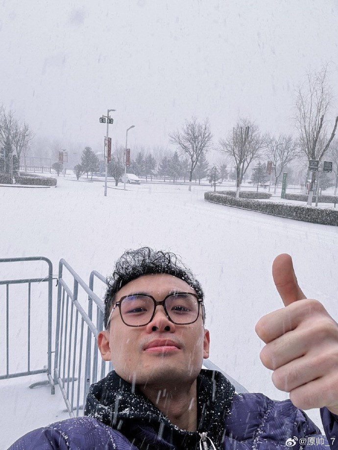 原帅晒照：第一次在太原见这么大雪有点兴奋