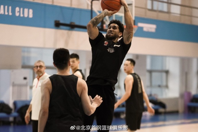 新京报：北京男篮被挤出季后赛区新援布克希望当好领袖