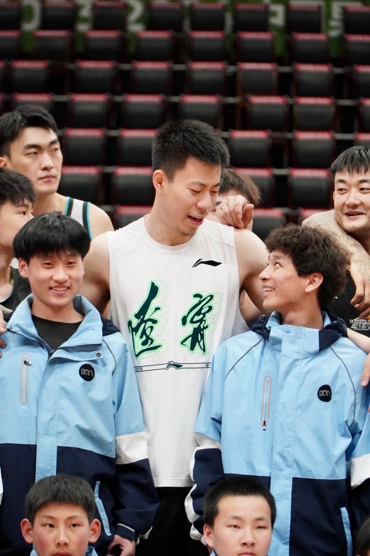 张镇麟谈鼓励小球员：不光要传递篮球精神更要帮助下一代成长
