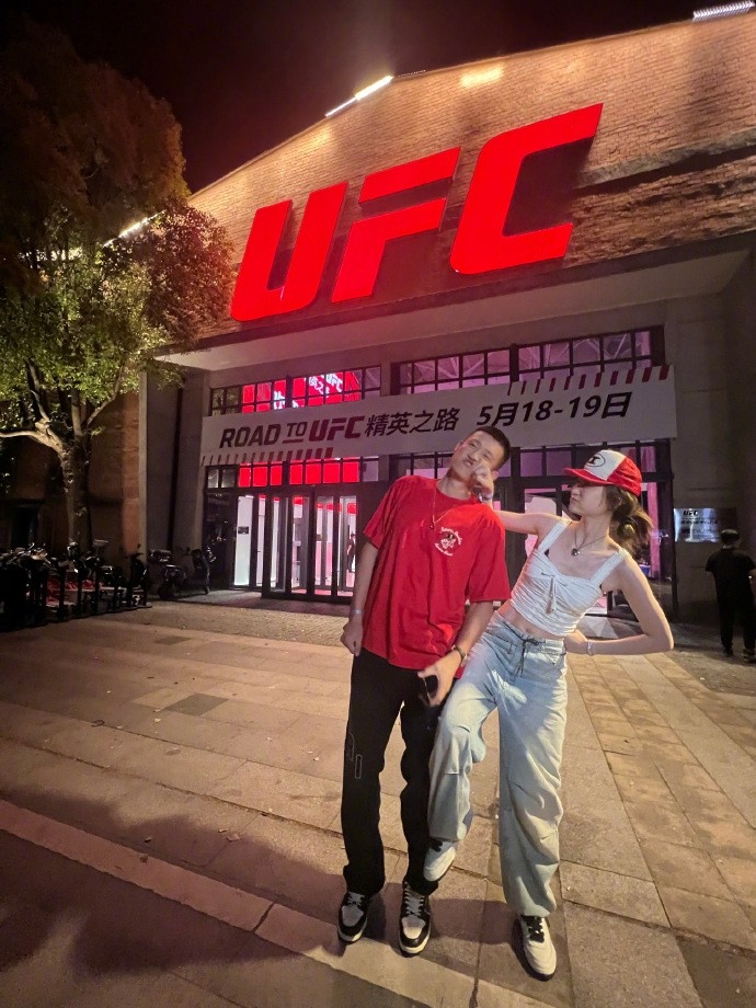 周鹏与妻子观看UFC：场边观赛体验感拉满为中国力量加油