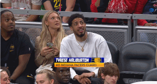 哈利伯顿观战WNBA旁边美女看他的眼神快拉丝了