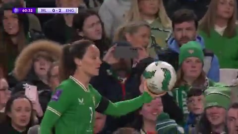 你行吗爱尔兰女足球员展现手抛球绝技：38米外将球掷入禁区