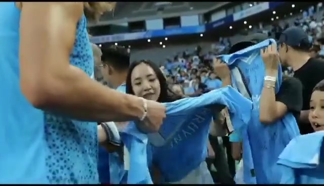 征服女神全智贤得到哈兰德签名后，激动到用球衣捂脸！