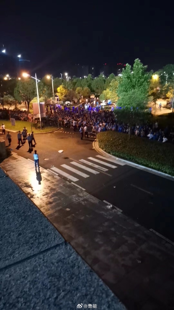 还不让走了泰山球迷被堵在内场不让离开，南通球迷：XX山东