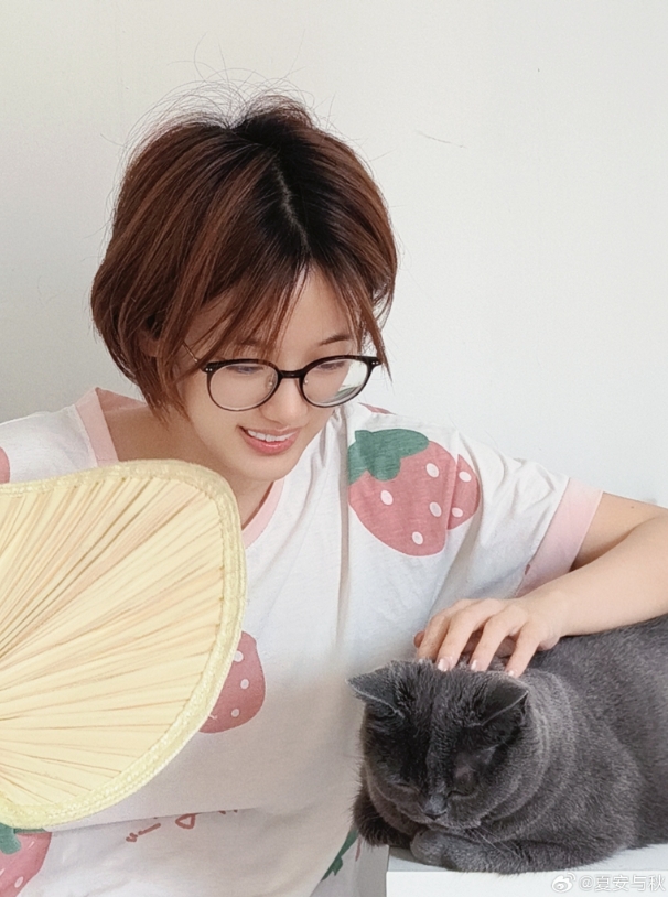 主持夏安晒照：你好！夏天最爱的冰棍是