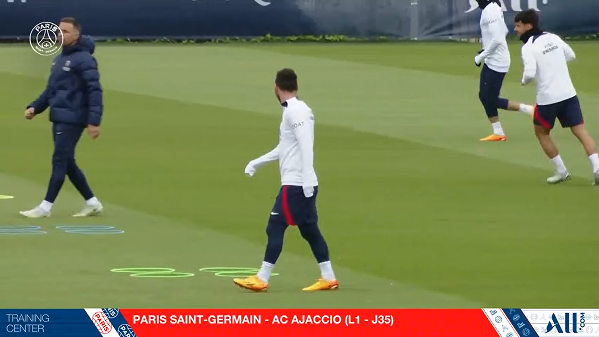 停赛风波后，梅西今日首次现身巴黎对外公开训练课