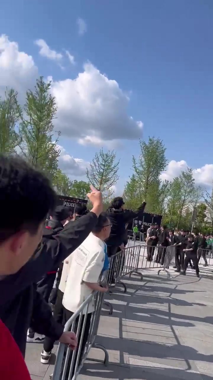 蓉城浙江球迷隔空互骂，互扔水瓶，被安保人员隔开