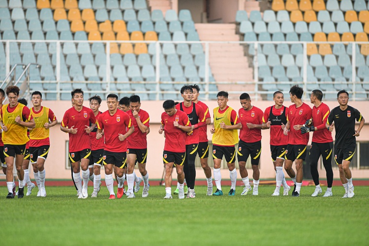记者：国足亚洲杯分组抽签堪称上签18决赛对手或也不强