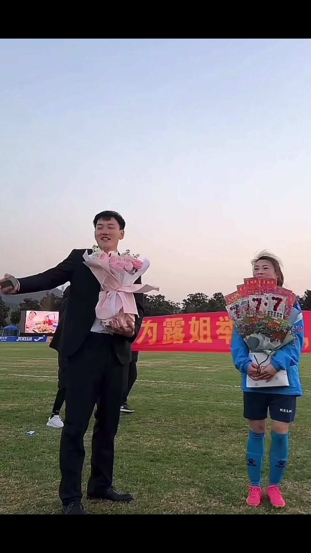 女超赛场甜蜜一刻，江苏女足球员许燕露被男友现场求婚