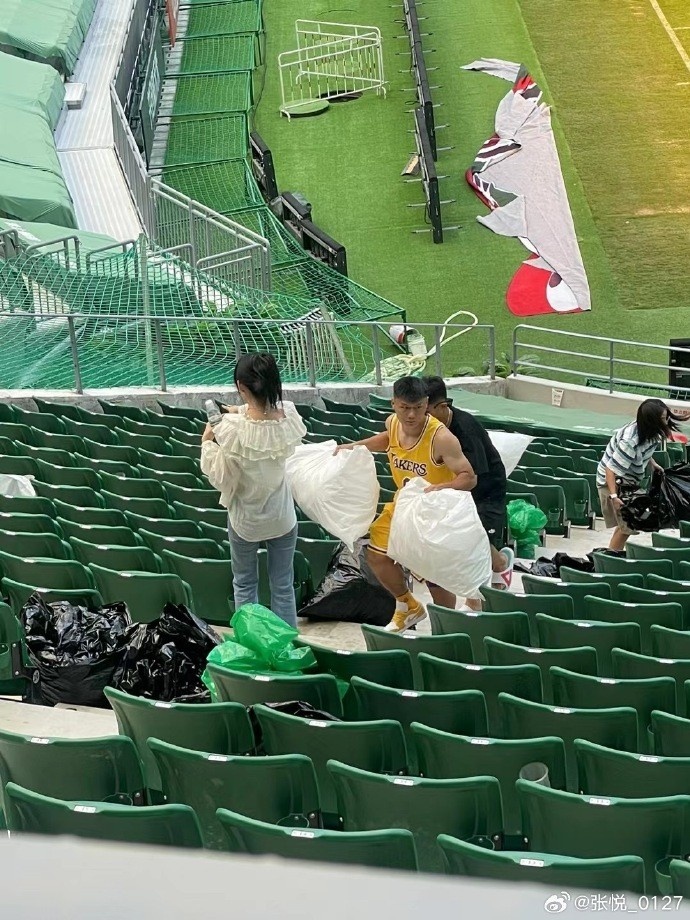点赞！方昊主动联系，前往工体和球迷一起收tifo