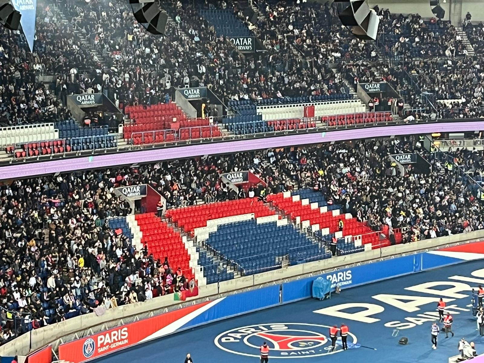 看台空了一片！巴黎死忠球迷组织继续抗议活动，拒绝到现场看球