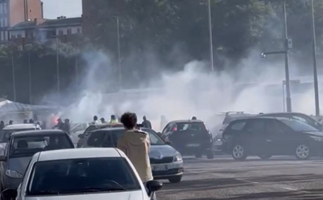 维罗纳战那不勒斯赛前双方球迷球场外爆发大规模冲突，警方已介入