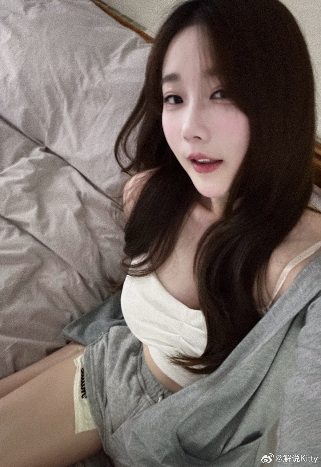 解说Kitty晒照：今晚包饺子咯大家今晚都吃什么馅的饺子呀