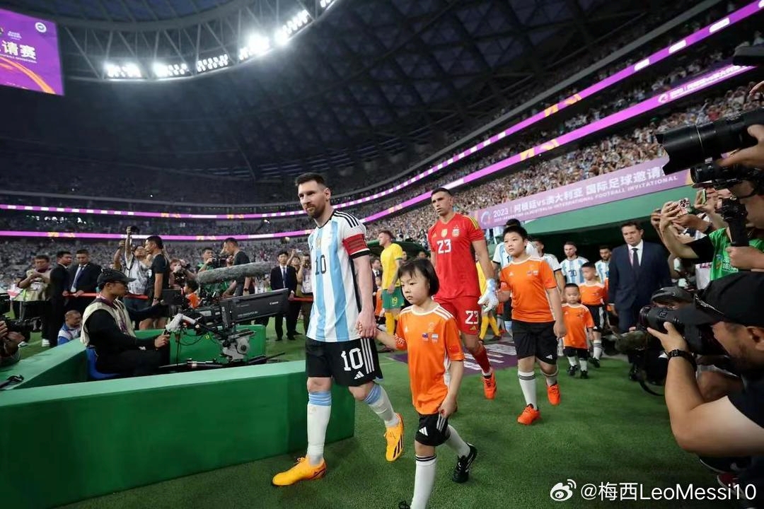 梅西官博回应未出场，配图用的是去年随阿根廷在北京比赛照片