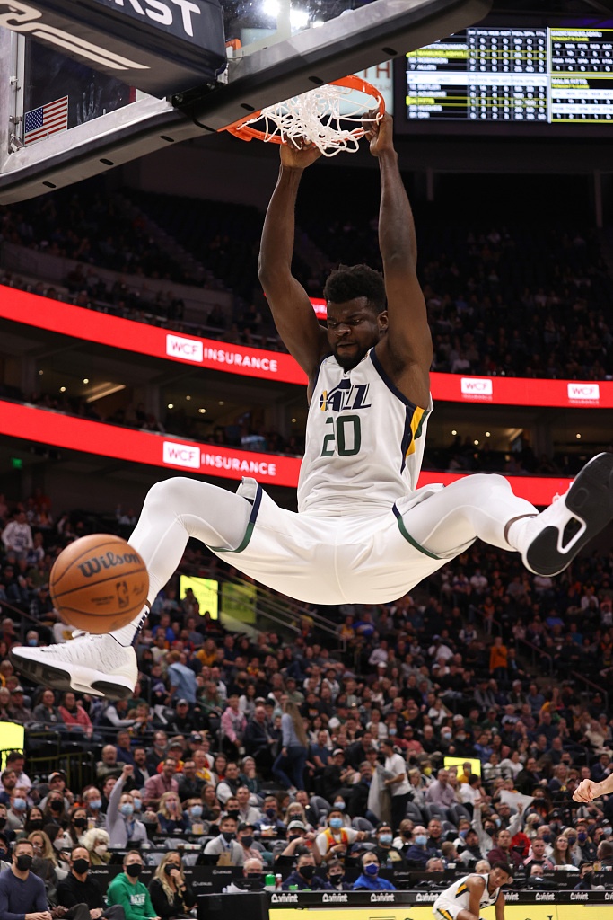 Woj：太阳将与自由球员中锋阿祖布克签下一份双向合同！