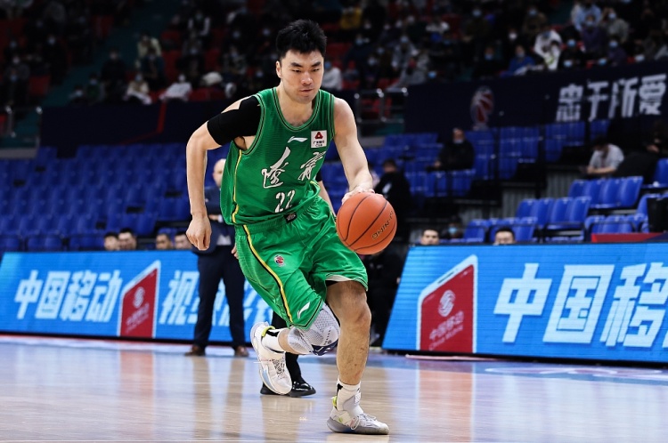 媒体人：辽宁赢在经验&体型&篮板篮球打到最后还是拼身高和篮板