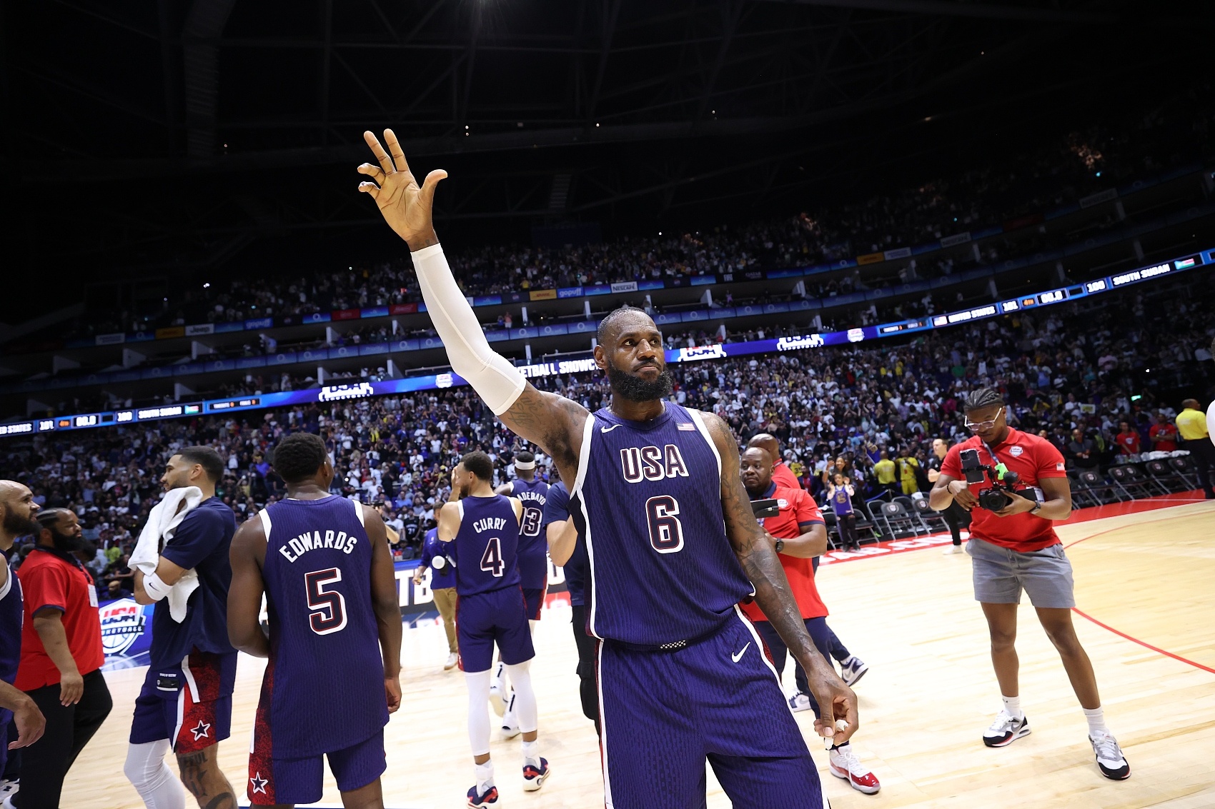 美国NBA历史首人！老詹当选奥运会旗手一个时代的全球标杆偶像