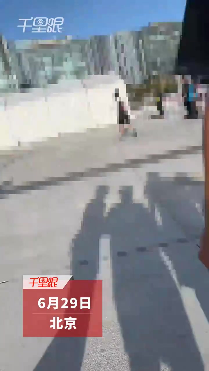 一球迷观战海港vs国安身穿海港球衣，被国安球迷要求脱球衣才能进