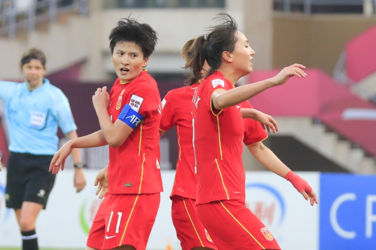 记者：中国女足队员今日训练重现笑容海地记者前来“探查”