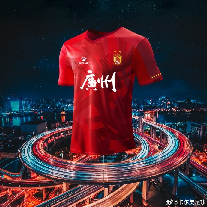 广州队新赛季主客场球衣及热身服发布，客场球衣融入小蛮腰设计