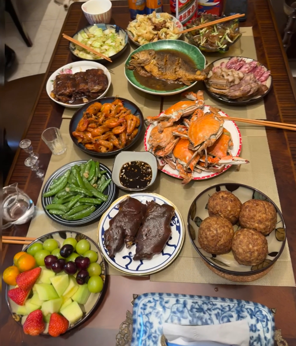 Xleft晒年夜饭照片：祝大伙新年快乐，健健康康的，爱你们