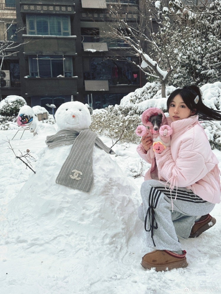 韦世豪妻子社媒晒照：下雪啦下雪啦！