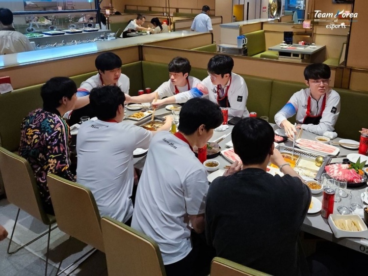 杭州最好吃的还是海底捞KeSpa分享亚运英雄联盟项目选手聚餐照