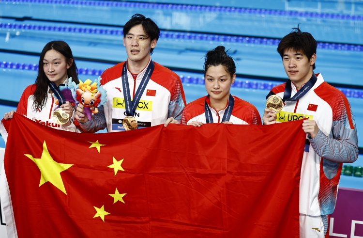 中国队夺男女4x100米自由泳接力冠军！潘展乐本届已夺4金