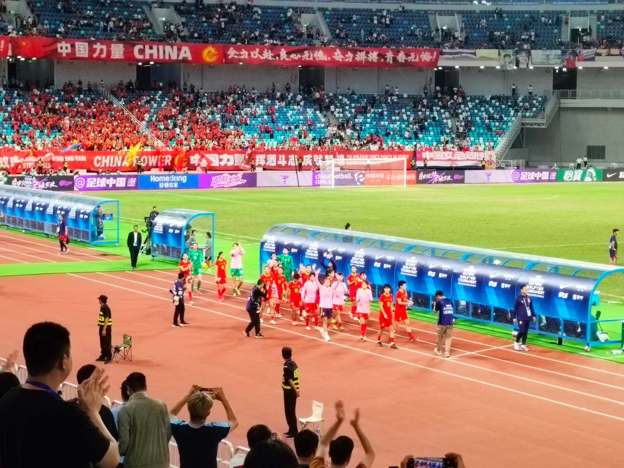 中国女足赛后多人落泪，窦加星泣不成声，王珊珊张睿也哭了