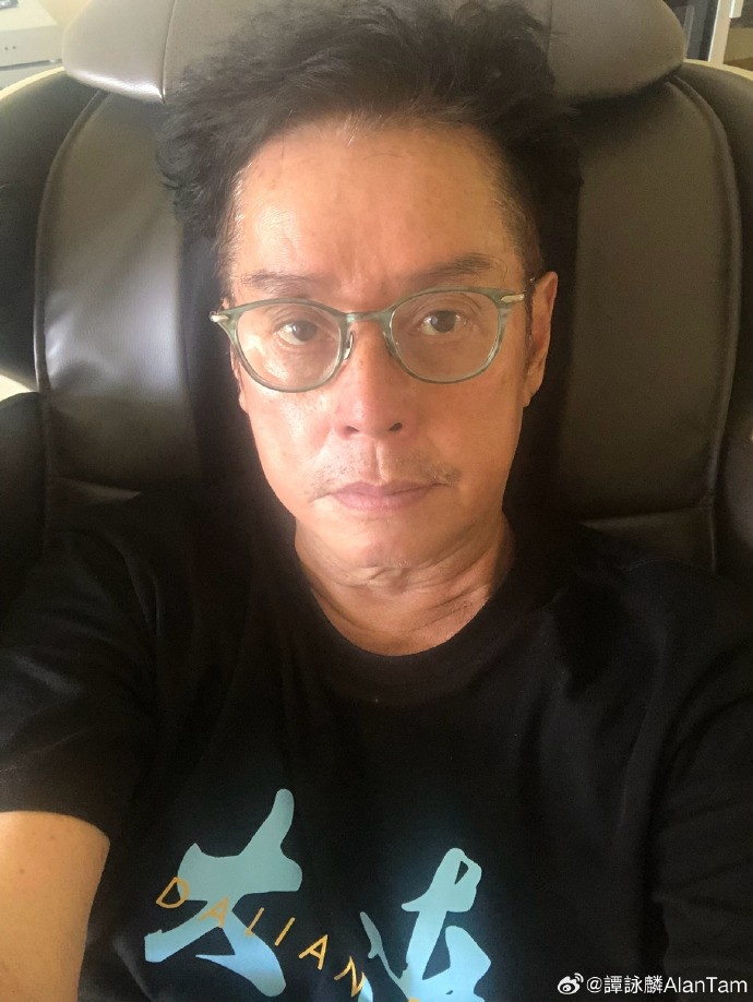 我就喜欢大连赢谭咏麟身穿大连人球迷T恤