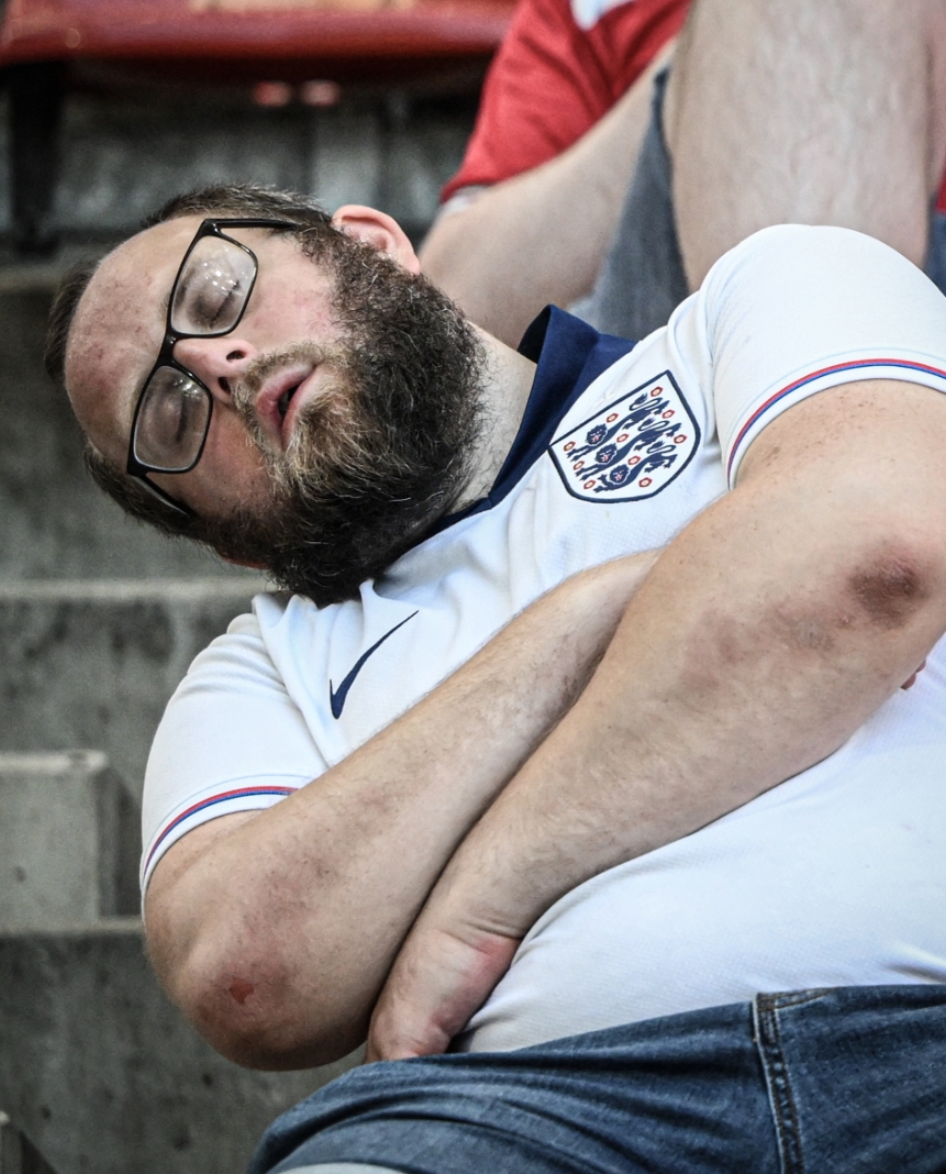 蚌埠住了英格兰00斯洛文尼亚，看台英格兰球迷已经睡着了