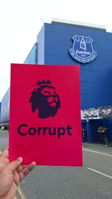 埃弗顿球迷在主场外分发反英超卡片，上书“英超腐败”