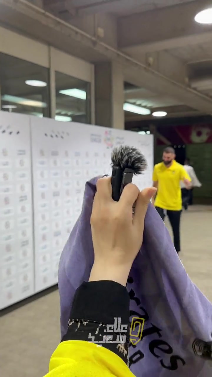 本泽马离开球场时示意不愿互动，但看到皇马球衣后上前签名