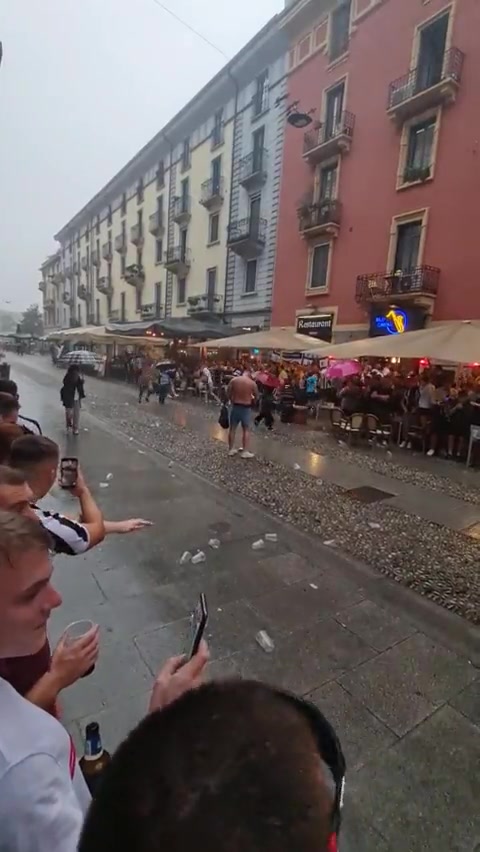 不疼吗纽卡球迷在米兰街头狂欢，赤裸上身马路上雨中滑行