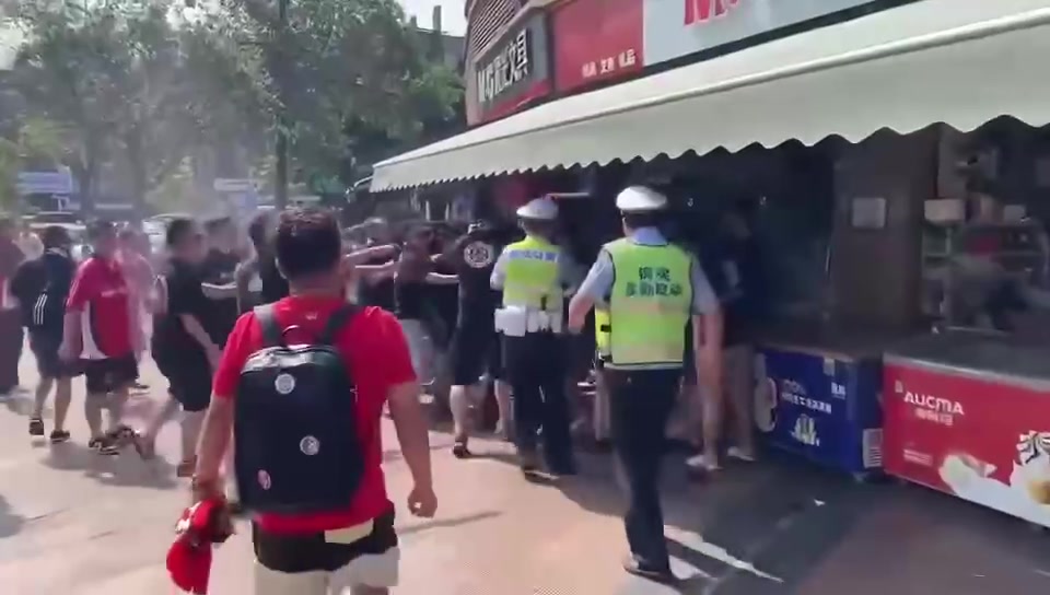 这不是足球！川渝德比前成都蓉城球迷与重庆铜梁龙球迷爆发斗殴