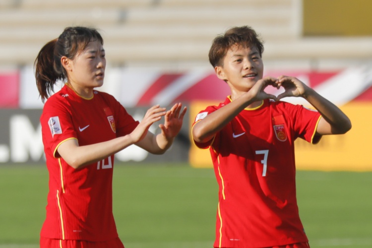 热身赛中国女足03巴西女足吴海燕杨莉娜首发，王霜出战一节