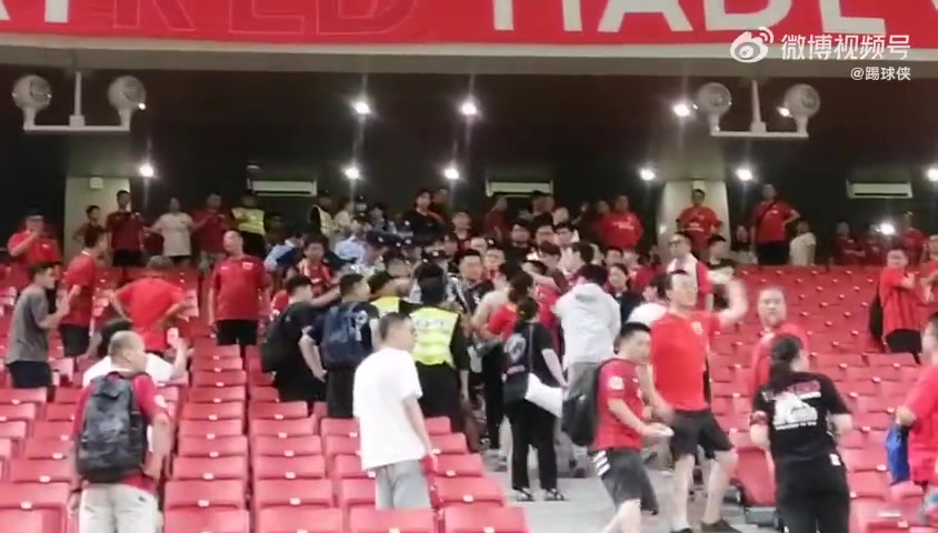 啊这...海港无缘亚冠正赛，赛后海港球迷内讧打架