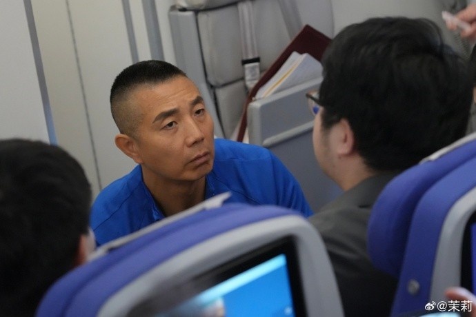 记者：深圳新鹏城医疗组为飞机上身体