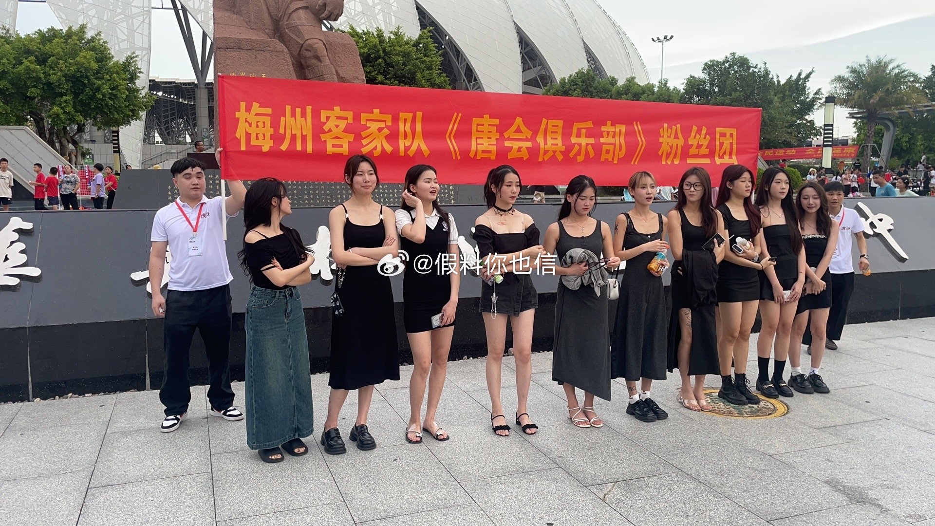 这是来团建梅州vs亚泰赛前，梅州客家来了一群美女粉丝团...